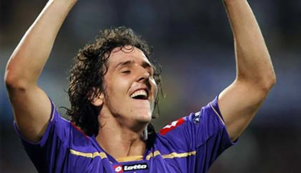 Selebrasi striker Fiorentina asal Montenego, Stevan Jovetic seusai mencetak gol keduanya ke gawang Liverpool di penyisihan Grup E Liga Champions di Artemio Franchi Stadium, 29 September 2009. AFP PHOTO/ALBERTO PIZZOLI 