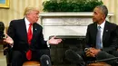 Presiden terpilih Donald Trump berbincang dengan Presiden Barack Obama di Gedung Putih, Washington, AS, Kamis (10/11). Obama berharap Trump bisa memimpin semua warga AS dengan adil dan baik. (REUTERS / Kevin Lamarque)