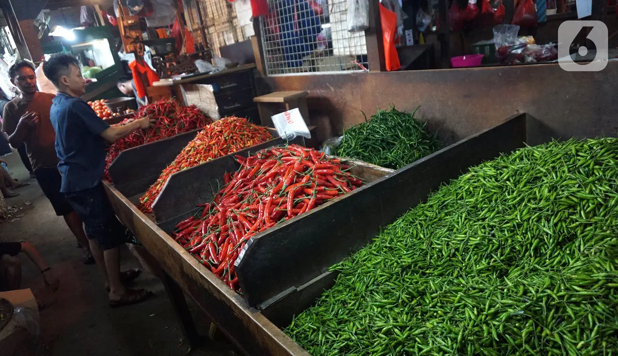 Pedagangan menata cabai di Pasar Senin, Jakarta, Rabu (22/6/2022). Inflasi Indonesia disebut masih termasuk paling rendah di dunia, karena ada 20 negara lebih yang memboikot, tidak boleh jual pangannya. (Liputan6.com/Angga Yuniar)