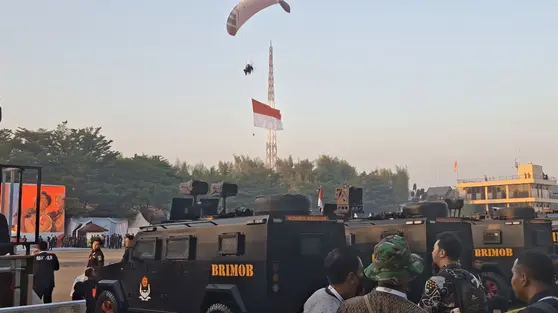 Paramotor Warnai Langit Cikeas Jelang Upacara HUT Bhayangkara