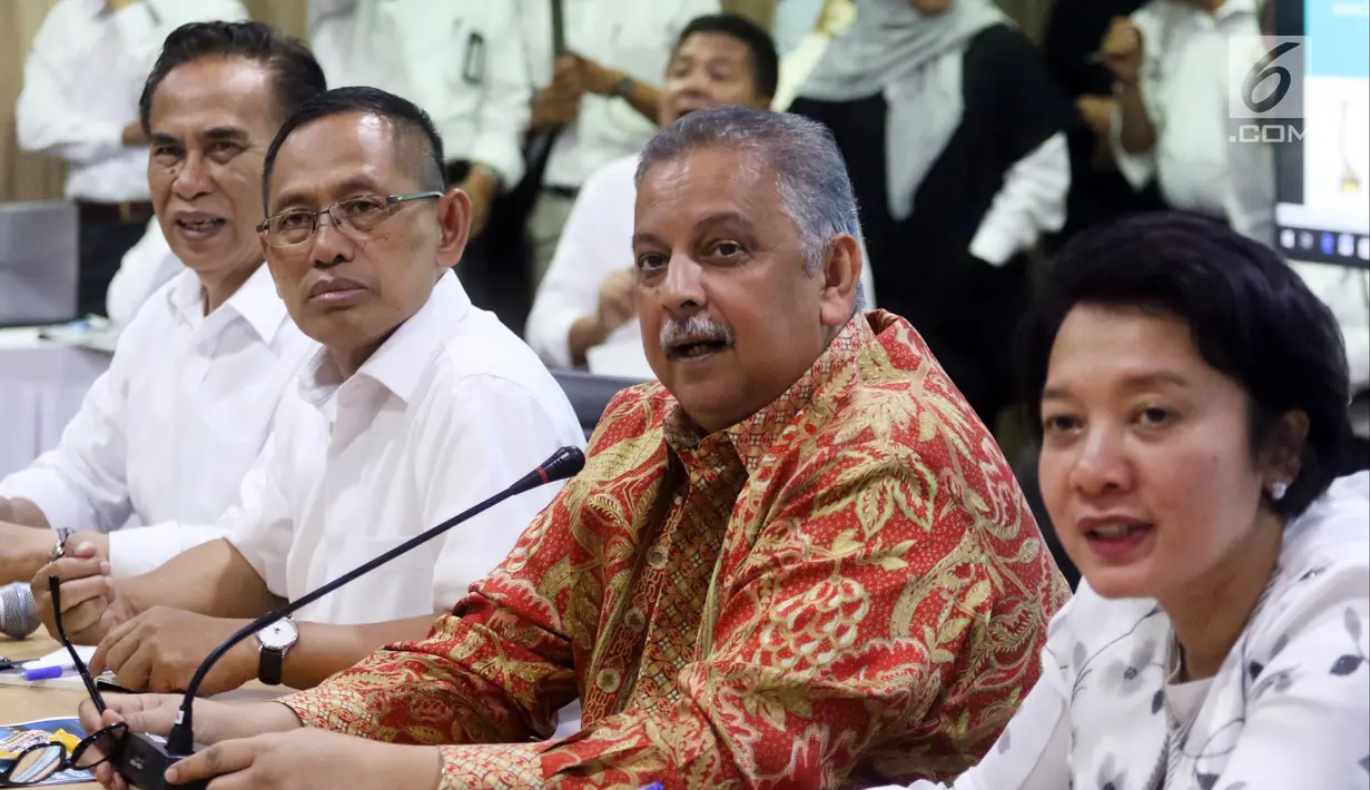 Dirut PLN Sofyan Basir (dua kanan) memberi keterangan pers setelah rumahnya digeledah oleh KPK, Jakarta, Senin (16/7). Sebagai tuan rumah, Sofyan membantu KPK dengan memberikan sejumlah dokumen informasi terkait proyek Riau 1. (Liputan6.com/Arya Manggala)