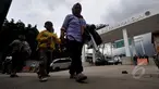 Calon penumpang berjalan di depan bangunan baru terminal Rawamangun yang sedang direhabilitasi,  Jakarta, Kamis (12/3/2015). Rehabilitasi terminal Rawamangun ditargetkan selesai Desember 2014, hingga kini belum beroperasi. (Liputan6.com/Johan Tallo)