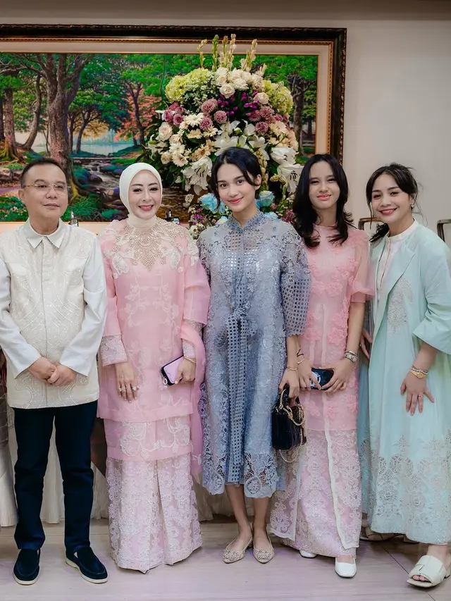 6 Potret Busana Lebaran Azizah Salsha, Baju Couple Bareng Pratama Arhan Curi Perhatian