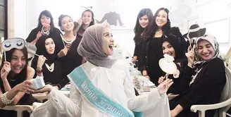 Semakin medekati hari pernikahannya, ternyata kebahagiaan tidak hanya dirasakan oleh Laudya Chynthia Bella dan Engku Emran. Para sahabat Bella pun juga turut merasakan kebahagiaan yang sama. (Instagram/Shireensungkar)