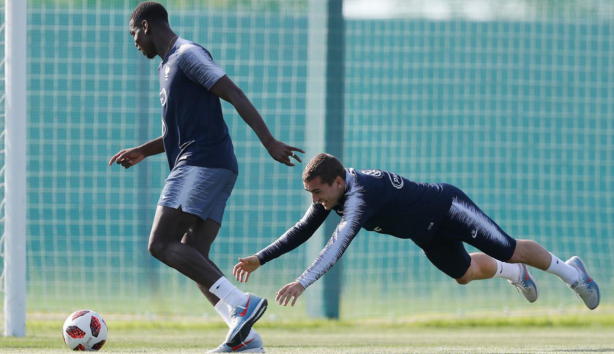 Gelandang Timnas Prancis Paul Pogba dan Antoine Griezmann saat mengikuti sesi latihan di Glebovets, Rusia, (12/7). Prancis akan bertanding melawan Kroasia pada babak Final Piala Dunia 2018. (AP Photo / David Vincent)