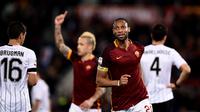 Pemain AS Roma, Seydou Keita, merayakan gol yang dicetaknya ke gawang Palermo dalam lanjutan Serie A Italia di Stadion Olimpico, Roma, Senin (22/2/2016) dini hari WIB. (AFP/Filippo Monteforte)