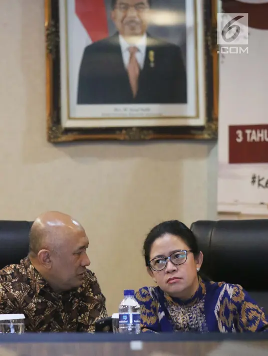 Kepala Staf Kepresidenan Teten Masduki dan Menko PMK, Puan Maharani disela diskusi Forum Medan Merdeka Barat di Jakarta, Senin (23/10). Diskusi memaparkan tiga tahun capaian pemerintahan Presiden Jokowi dan Wapres Jusuf Kalla. (Liputan6.com/Angga Yuniar)