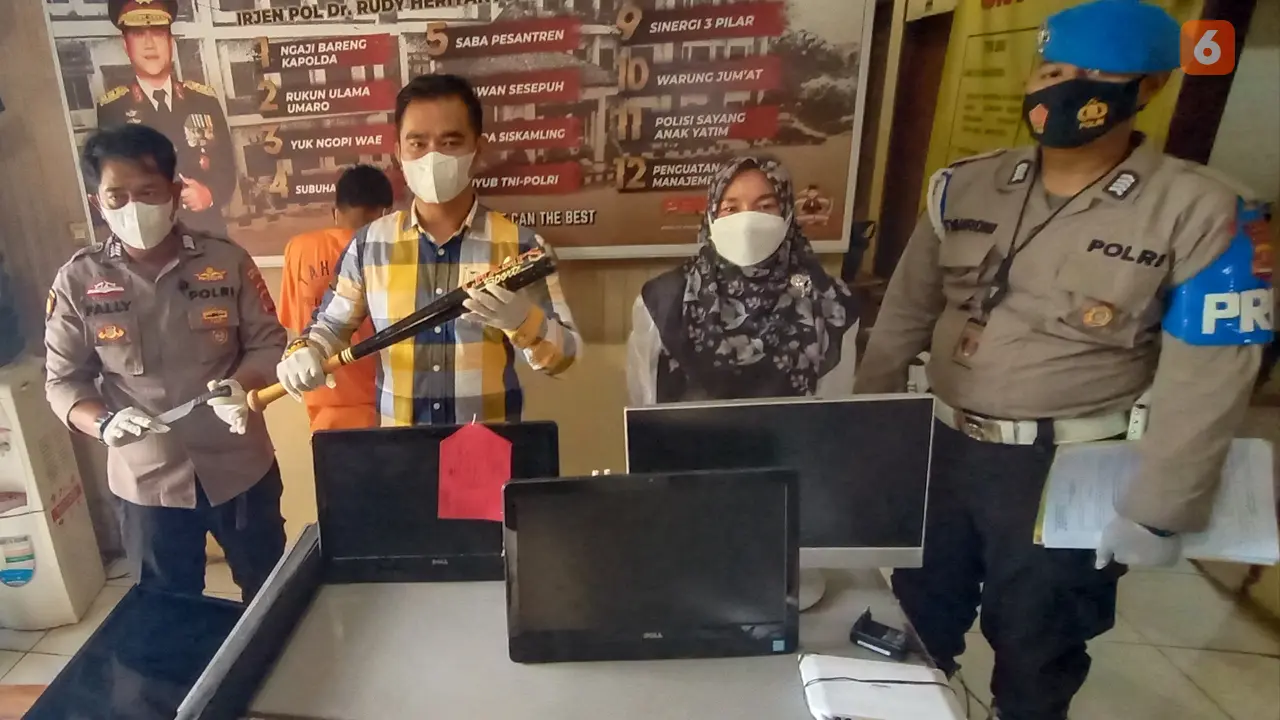 Polisi Tangkap Pencuri Komputer Berisikan Data Vaksin Covid-19. (Rabu, 01/12/2021). (Liputan6.com/Yandhi Deslatama).