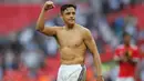 Penyerang Manchester United, Alexis Sanchez merayakan kemenangan timnya usai pertandingan melawan Tottenham Hotspur pada semifinal Piala FA di stadion Wembley di London, (21/4). MU menang 2-1 atas Tottenham. (AP Photo/Frank Augstein)