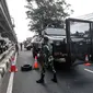 Aparat TNI menjaga penyekatan PPKM Darurat di kawasan Lampiri, Kalimalang, Jakarta, Senin (5/7/2021). Petugas gabungan mengerahkan kendaraan taktis milik TNI dan Polri untuk menutup Jalan Raya Kalimalang. (merdeka.com/Iqbal S. Nugroho)