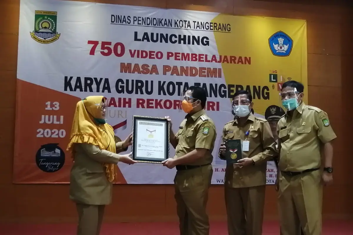 Guru guru di Tangerang membuat ratusan bahan pembelajaran online (Pramita/Liputan6.com)
