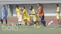 Pemain Semen Padang, Didier Zokora, melakukan sesi latihan di Stadion Patriot, Bekasi, Jumat (19/05/2017). Latihan tersebut jelang lawan Bhayangkara FC. (Bola.com/M Iqbal Ichsan)