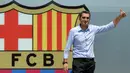 Pelatih baru Barcelona, Ernesto Valverde, diperkenalkan di Stadion Camp Nou, Barcelona, Rabu (31/5/2017). Mantan pelatih Athletic Bilbao ini didaulat menggantikan posisi Luis Enrique. (AFP/Lluis Gene)