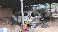 3 unit kendaraan roda empat ludes dibakar massa saat kericuhan terjadi di Lampung Tengah. Foto : (Istimewa).