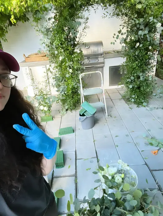 Jauh dari kesan mewah, mereka mengusung konsep pernikahan bertema DIY. Mulai dari dekorasi sampai gaun pengantin, mereka mempersiapkannya sendiri.  [@katdenningsss]