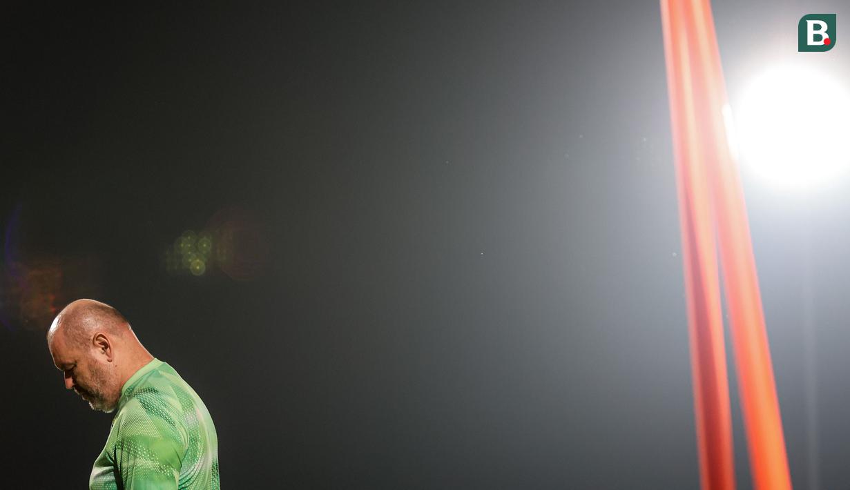 <p>Pelatih Persib Bandung, Bojan Hodak saat memimpin timnya berlatih dalam sesi official training di Stadion Gelora Bangkalan, Madura, Kamis (30/5/2024) jelang laga leg kedua final Championship Series BRI Liga 1 2023/2024 menghadapi Madura United, Jumat, 31 Mei 2024. (Bola.com/Bagaskara Lazuardi)</p>