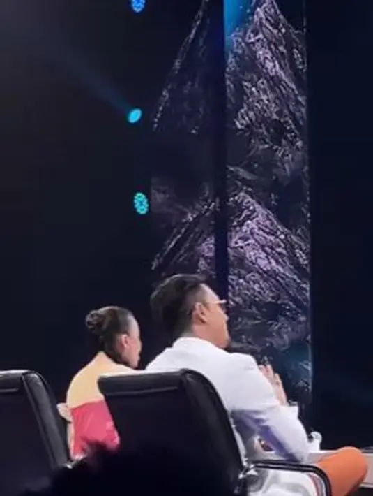 Denny Sumargo, dan Rossa, menikmati nyanyian yang dilantunkan Kyuhyun di atas panggung IGT. (Foto: Instagram/@sumargodenny)