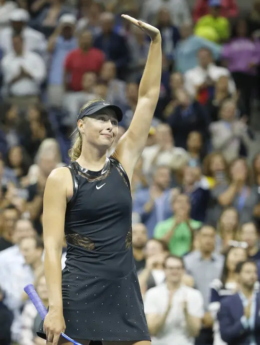 Maria Sharapova menyapa fans usai menang atas Simona Halep pada turnamen AS Terbuka 2017 di Stadion Arthur Ashe, New York (28/8/2017). Sharapova menang 6-4,4-6,6-3. (AP/Kathy Willens)