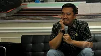 Menpora Imam Nahrawi mendengarkan pertanyaan wartawan saat konferensi pers terkait pembentukan tim transisi PSSI, Jakarta, Jumat (8/5/2015). Menpora mengumumkan sejumlah nama yang menjadi Tim Transisi. (Liputan6.com/Yoppy Renato)