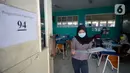 Wali murid usai mengambil raport secara bergilir di SMP Negeri 18 Tangerang Selatan, Banten, Kamis (17/12/2020). Untuk dapat mengambil raport  orangtua siswa wajib mengenakan masker. (merdeka.com/Dwi Narwoko)