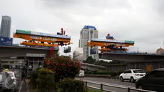 Pembangunan salah satu ruas flyover simpang susun Semanggi, Selasa (7/3). Secara keseluruhan akan terpasang 295 box girder di Simpang Susun Semanggi. (Liputan6.com/Helmi Fithriansyah)