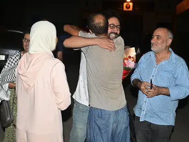 Omar Radi, seorang jurnalis dan aktivis dipeluk oleh anggota keluarganya saat dibebaskan dari penjara di Tifelt, Maroko, Senin (29/7/2024). (AP Photo)