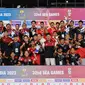 Timnas Indonesia U-22 berselebrasi di podium setelah memenangkan pertandingan final sepak bola&nbsp;SEA Games 2023 melawan Thailand di Olympic Stadium, Phnom Penh, Kamboja, Selasa, 16 Mei 2023. Timnas Indonesia U-22 menang 5-2. (foto: Nhac NGUYEN / AFP)
