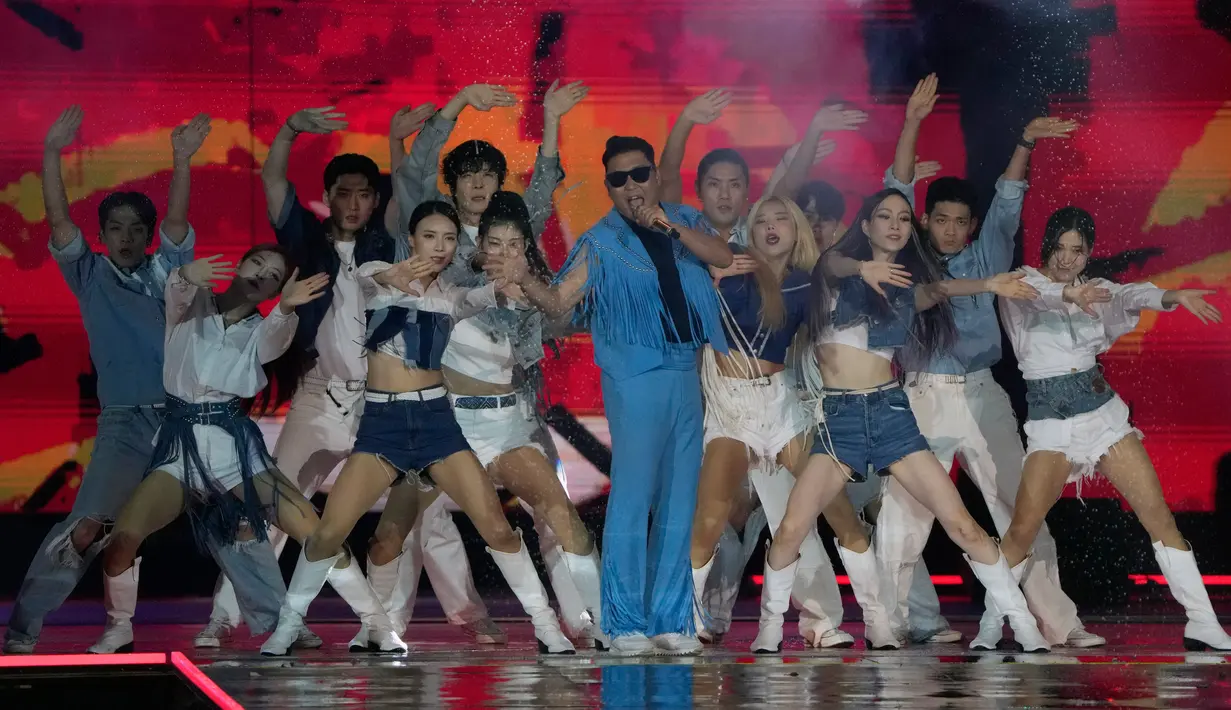 Penyanyi Korea Selatan Psy tampil pada konser Seoul Festa 2022 di Kompleks Olahraga Jamsil, Seoul, Korea Selatan, 10 Agustus 2022. Seoul Festa diselenggarakan oleh Pemerintahan Metropolitan Seoul. (AP Photo/Ahn Young-joon)