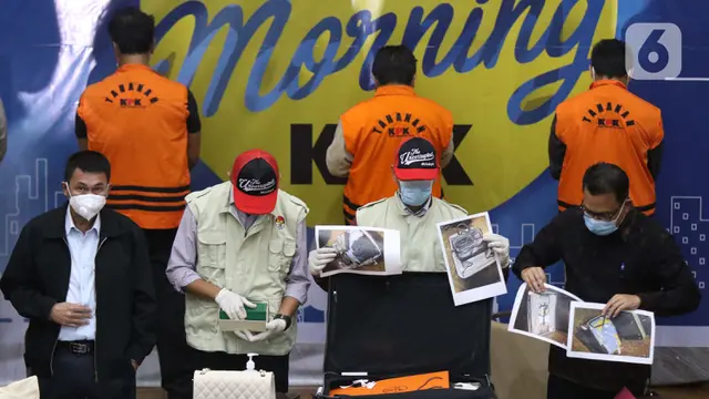 FOTO: KPK Tunjukkan Barang Bukti Penahanan Menteri Kelautan dan Perikanan Edhy Prabowo