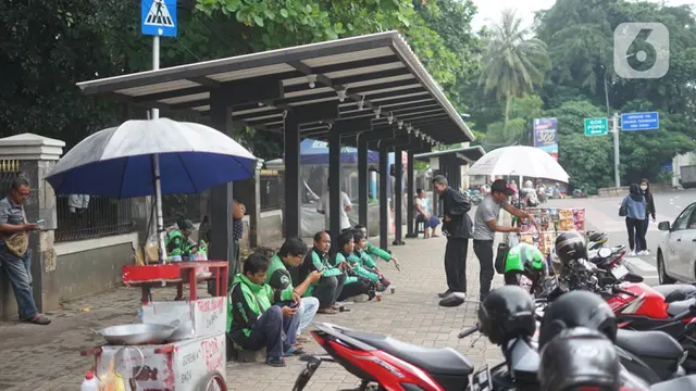 Pengemudi Ojek Daring di Kawasan Cibubur