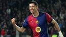 Pemain Barcelona, Robert Lewandowski merayakan golnya ke gawang Osasuna dalam laga lanjutan Liga Spanyol 2024/2025 di Estadi Olimpic Lluis Companys, Barcelona, Spanyol, Jumat (27/03/2025) waktu setempat. (AFP/Lluis Gene)