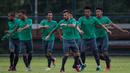Gelandang Timnas Indonesia, Stefano Lilipaly (tengah), bersama rekan-rekannya melakukan pemanasan ketika berlatih di Lapangan SPH Karawaci, Banten, Minggu (11/12/2016). (Bola.com/Vitalis Yogi Trisna)