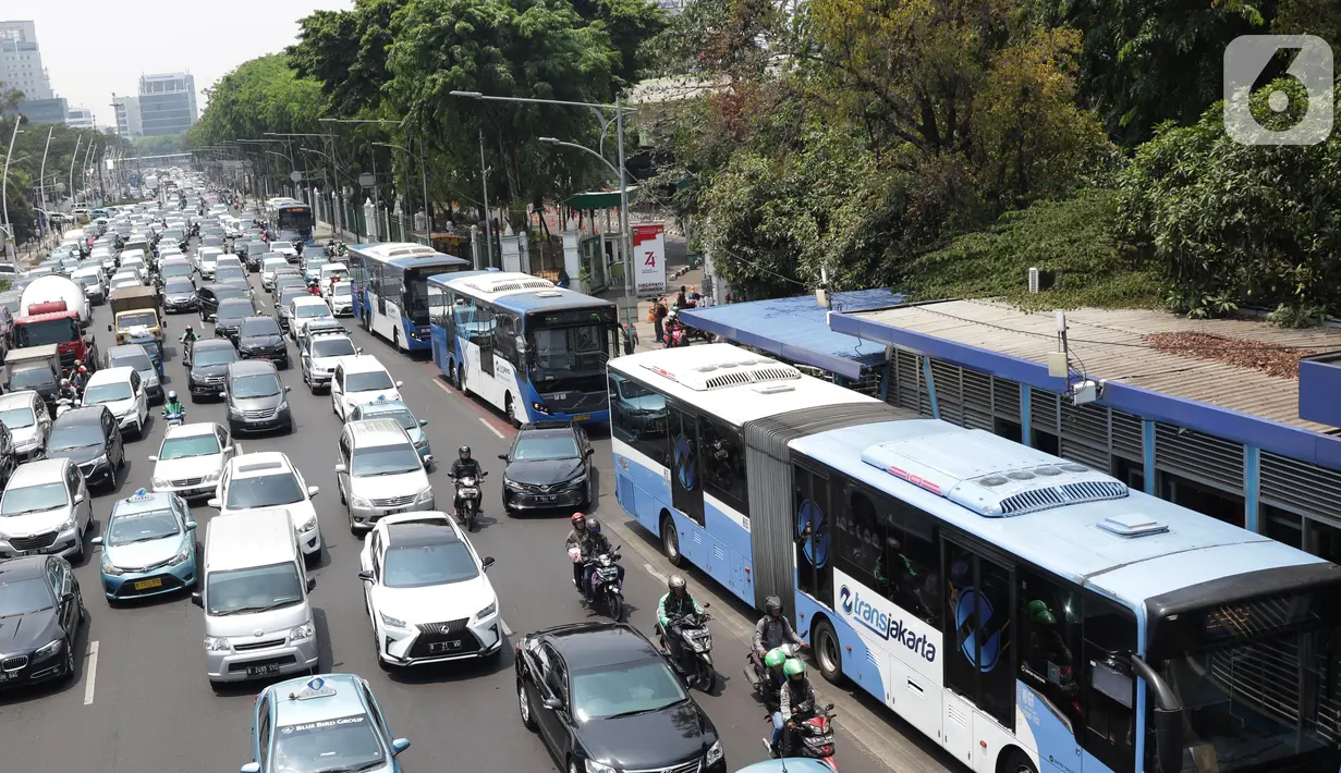 Pengendara terjebak kepadatan arus lalu lintas di Jalan Medan Merdeka Timur, Jakarta, Senin (14/10/2019). Kepadatan akibat penutupan arus menuju Jalan Medan Merdeka Utara sebagai antisipasi aksi unjuk rasa yang rencananya dilakukan di kawasan depan Istana Negara. (Liputan6.com/Helmi Fithriansyah)