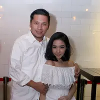 Tidak lupa, Gading dan Gisel memberikan kado ulang tahun ayahnya, meski ayahnya tidak menginginkannya. (Andy Masela/Bintang.com)