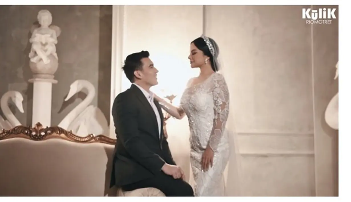 <p>Dinar Candy dan Ridho Ilahi (Sumber: YouTube/RIOMOTRET)</p>