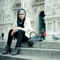 Ilustrasi memakai sepatu boots. (via: Shoekashoes.com)