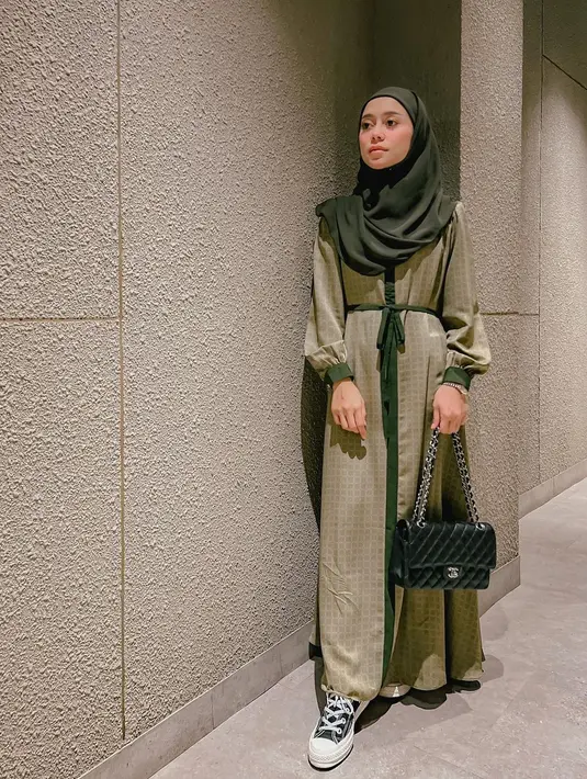 Tampil simple, Lesti Kejora padukan long dress hijau dengan hijab senada dan sneakers [@lestykejora]