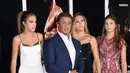 Aktor laga yang sudah melegenda namanya, Sylvester Stallone memang kerap tampil sebagai pria jagoan di layar kaca. Namun tetap saja ia merupakan seorang ayah penyayang di kehidupan nyata. (AFP/Bintang.com)