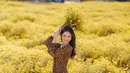 Aktris Thailand berusia 29 tahun ini gaya penampilannya memang selalu mencuri perhatian. Ia juga sangat pintar memadu padankan pakaian yang ia pakai dengan tempat ia berfoto seperti di kebun bunga dengan dominan warna kuning. (Liputan6.com/IG/@davikah)