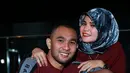 'Untuk honeymoon emang belum kok. Tapi kalau ada waktu, dan rezekinya ada, ayo kita jalani aja, kita juga enggak ngoyo,' ujar Enji.  (Deki Prayoga/Bintang.com)