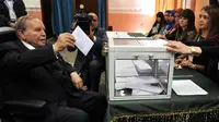 Presiden Aljazair Abdelaziz Bouteflika memberikan hak suara dalam pemilu parlemen. (AP)