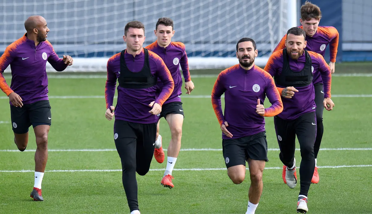 Pemain Manchester City Fabian Delph, Aymeric Laporte, Phil Foden dan Bernardo Silva saat mengikuti latihan jelang menghadapi Lyon di Liga Champions di City Football Academy, Inggris (18/9). (AFP Photo/Oli Scarff)