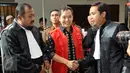 Hengki Kawilarang bersalaman dengan penasehat hukumnya jelang sidang keduanya di Pengadilan Negeri Jakarta Selatan,  Senin (29/6/2015). Sidang beragendakan eksepsi alias nota pembelaan dari pihak Hengki. (Liputan6.com/Panji Diksana)