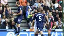 Striker Tottenham Hotspur, Harry Kane, melakukan selebrasi usai mencetak gol ke gawang Huddersfield Town pada laga Premier League di Stadion The John Smith, Sabtu (30/9/2017). Tottenham Hotspur menang 4-0 atas Huddersfield Town. (AP/Nigel French)