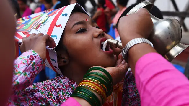 Semarak Bocah Nepal saat Meriahkan Gai Jatra Festival