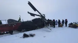 Petugas saat mengevakuasi para korban kecelakaan helikopter di dekat kota Igarka, Krasnoyarsk , Rusia, Kamis (26/11). Belum diketahui penyebab jatuhnya helikopter tersebut. (REUTERS)