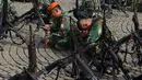 Prajurit TNI bersiap mengikuti apel tiga pilar pengamanan pemilu serentak di Lapangan Monas, Jakarta, Rabu (27/2). Pemprov DKI menggelar apel siaga pengamanan Pemilu 2019 pada 17 April  mendatang bersama Polri dan TNI. (Merdeka.com/Imam Buhori)