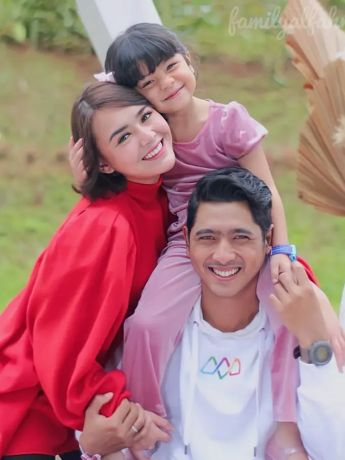 6 Potret Keluarga Amanda Manopo dan Arya Saloka di Sinetron, Penuh Kehangatan