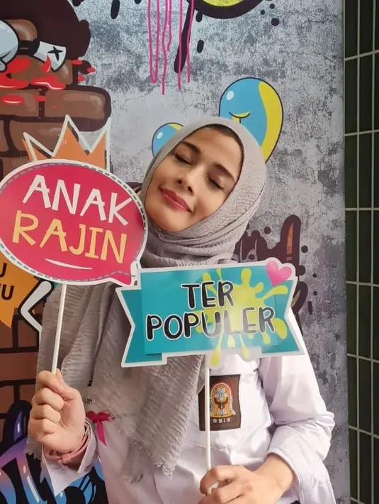 Belum lama ini, Jihan membagikan momen saat acara reuni dengan teman SMA-nya. Beberapa potretnya perempuan berhasil mencuri perhatian warganet. [Instagram/jihanfahirareal]