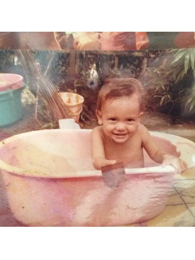 6 Potret Masa Kecil Luna Maya, Bule Banget